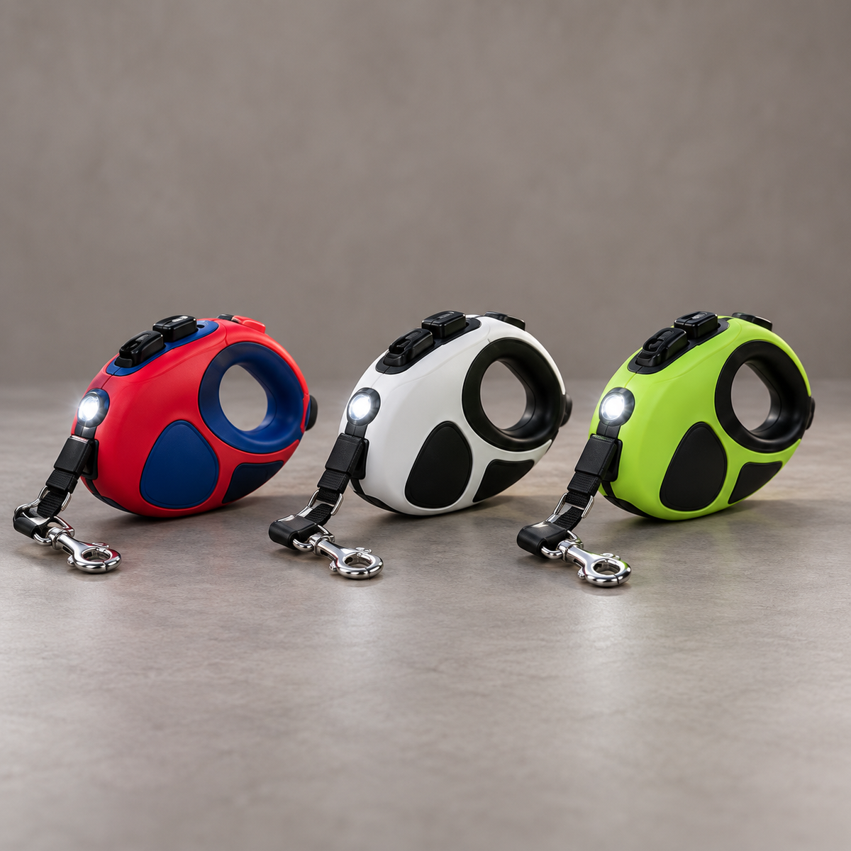 Tres correas LED: roja con detalles azules, blanca y verde, con la luz frontal encendida