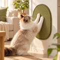 Gato usando el rascador adhesivo de sisal verde oliva